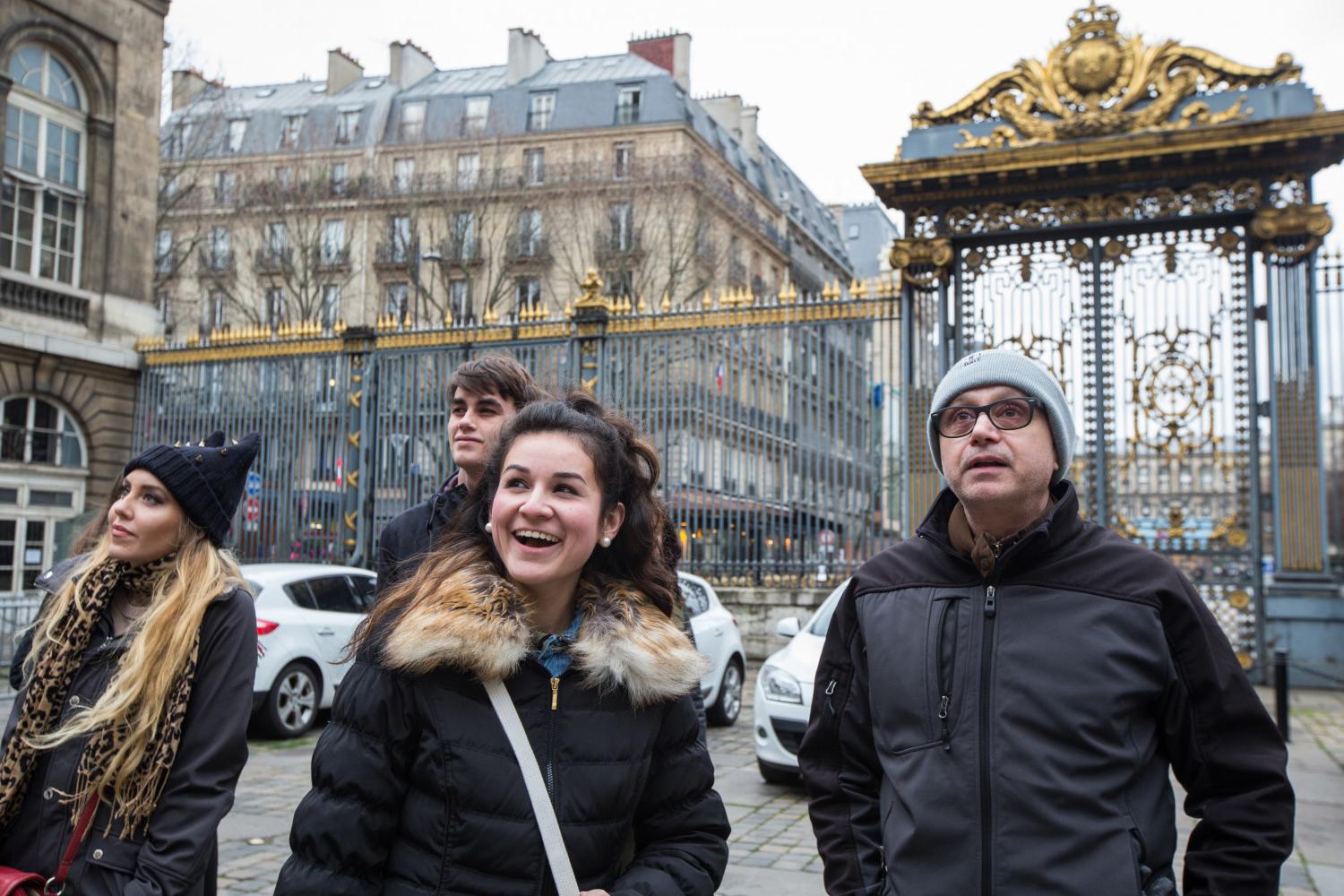 <a href='http://idybup.imaginafrique.net'>博彩网址大全</a> French Professor Pascal Rollet leads students on a study tour in Paris.